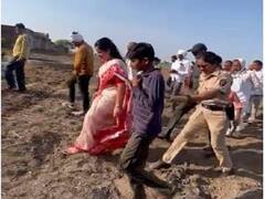 खासदार नवनीत राणा शेतकऱ्यांच्या बांधावर, पेरणीपूर्व तयारीचा घेतला आढावा 