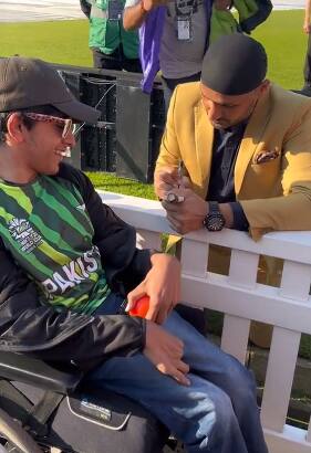 ਹਰਭਜਨ ਸਿੰਘ ਨੇ ਪਾਕਿਸਤਾਨੀ ਫੈਨ ਨੂੰ ਕੁਝ ਇਸ ਅੰਦਾਜ਼ 'ਚ ਦਿੱਤਾ ਆਟੋਗ੍ਰਾਫ਼, ਵੀਡੀਓ ਹੋ ਰਿਹਾ ਵਾਇਰਲ