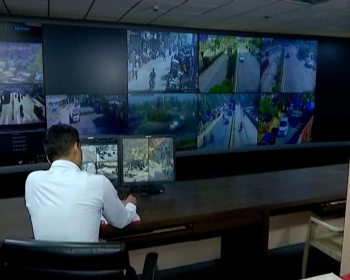 As many as 15,920 cameras have been installed by the Surat police with public participation. Surat: હવે સુરતની શેરીઓ પર રહેશે પોલીસની બાજ નજર, શહેરમાં નવા 15,920 સીસીટીવી કેમેરા લગાવાયા