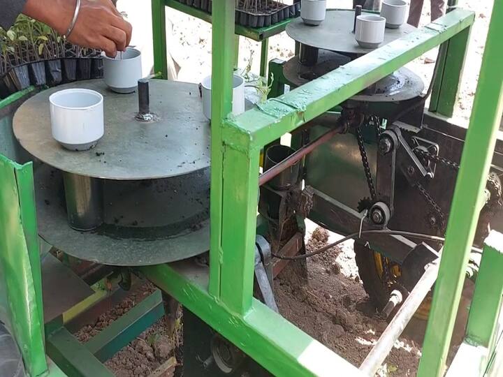 दुसऱ्या, तिसऱ्या वर्गात शिकणाऱ्या 25 जणांच्या टीमने हा प्रकल्प पूर्ण केला असून एकाच वेळी टोमॅटो, मिरची, वांगी यासह विविध रोपांसाठी दोन सऱ्या पाडून त्या सऱ्यांच्या मधील भरवशावर रोपाची लागवड होणार आहे.