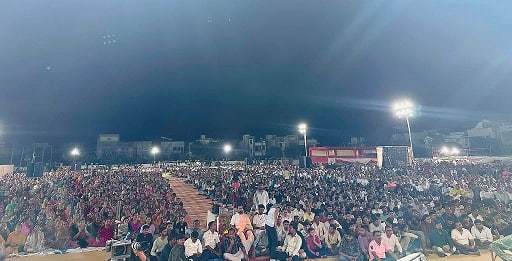 હાલમાં સોશ્યલ મીડિયા પર ગુજરાતી લોક ગાયક અને લોક કલાકાર ગીતા રબારીના વીડિયો અને તસવીરો વાયરલ થઇ રહી છે, જેમાં તે એક ડાયરો કરી રહી છે, અને આ ડાયરામાં રૂપિયાનો વરસાદ થયો છે. લોકો ગીતા રબારી પર રૂપિયા ઉડાવી રહ્યાં છે.