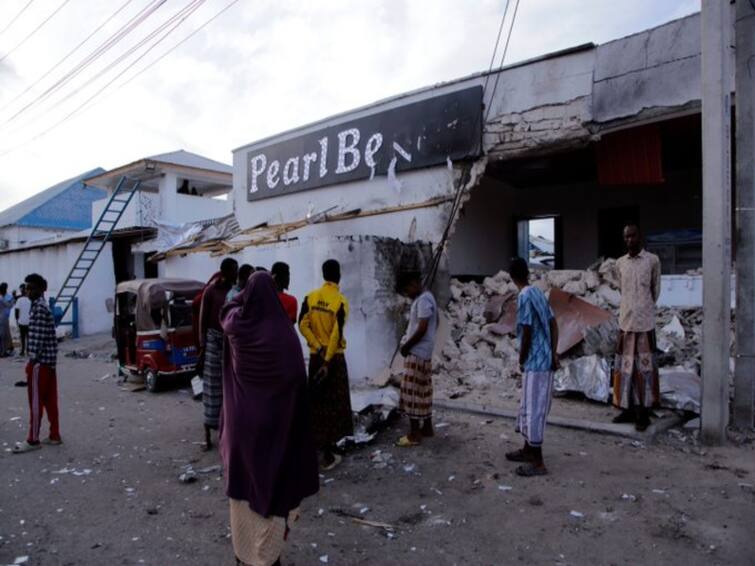Somalia Attack 9 people Killed 10 Injured In Somalia beach Hotel Attack Somalia Attack: ஹோட்டலுக்குள் நுழைந்த பயங்கரவாதிகள்... பொதுமக்கள் 9 பேர் உயிரிழப்பு: 7 தீவிரவாதிகள் கொலை?