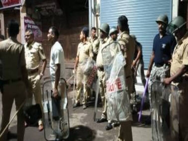 maharashtra news jalgaon news Stone pelting due to minor dispute curfew imposed in Amalner city Amalner Curfew : तरुणांच्या किरकोळ वादातून दगडफेक, अमळनेर शहरात दोन दिवस संचारबंदी लागू