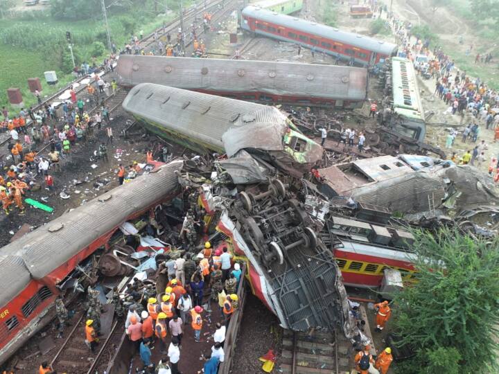 Odisha Train Accident Railway said Rotten eggs not human bodies smell Bahanaga Bazar railway Station रेलवे कोच में पड़ी हैं सड़ी लाशें या सड़े अंडे? बालासोर में स्थानीय लोगों ने की बदबू की शिकायत तो रेलवे ने कही ये बात