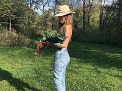 पौधों को पानी देते वक्त 'टॉपलेस' हो जाती है ये महिला, ऐसा करने की बताई ये चौंकाने वाली वजह