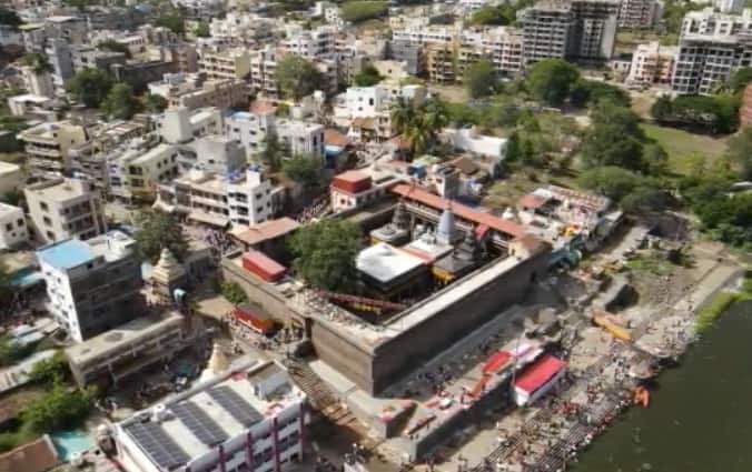 महाराष्ट्राच्या वारकरी संप्रदायाला पालखी प्रस्थानाच्या क्षणाची आस लागून असते.