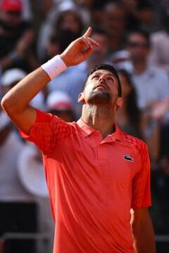 French Open: ছুঁলেন ক্রিস এভার্টকে, আলকারাজকে হারিয়ে ষষ্ঠবার ফরাসি ওপেনের ফাইনালে জোকার