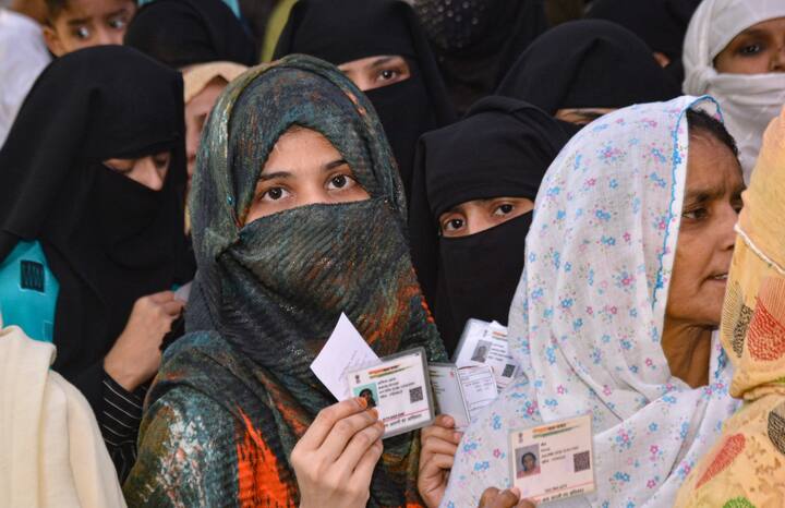 কমিশনের তরফে জেলা প্রশাসনকে নির্দেশ দেওয়া হয়েছে, নিশ্ছিদ্র নিরাপত্তা ব্যবস্থা সুনিশ্চিত করতে হবে। বুথের ২০০ মিটারের মধ্যে বহিরাগতদের প্রবেশ ঠেকাতে হবে। কোনও গাফিলতি বরদাস্ত করবে না কমিশন।