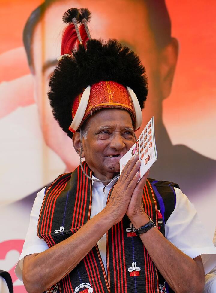 त्यानंतर 'लोक माझे सांगाती' याच्या सुधारीत आवृत्तीच्या प्रकाशन सोहळ्यात राष्ट्रवादीचे सर्वेसर्वा शरद पवार यांनी पक्षाच्या अध्यक्ष पदाचा राजीनामा देत असल्याची घोषणा केली होती. शरद पवारांच्या घोषणेनंतर सभागृहात एकच गदारोळ झाला. (PC:PTI)