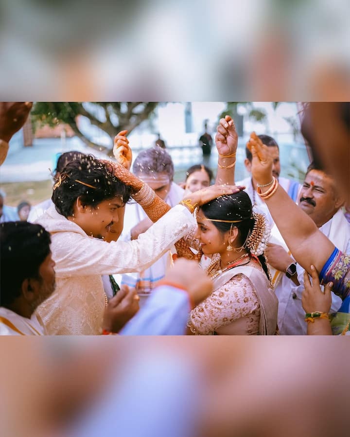 కుటుంబ సభ్యులు, బంధుమిత్రుల సమక్షంలో అలేఖ్య మెడలో మూడు ముళ్ళు వేశాడు. Image Credit: Kevvu Karthik/ Instagram