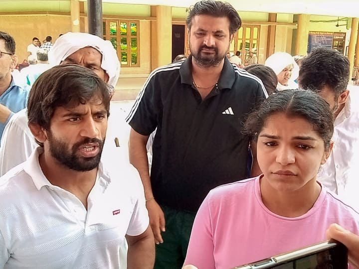 Wrestlers Protest: Sakshi Malik and Bajrang Punia alleges Brij Bhushan Sharan Singh putting pressure to compromise Wrestlers Protest: 'हम पर बनाया जा रहा समझौते का दबाव', पहलवानों ने लगाए आरोप, कहा- नाबालिग के पिता को...