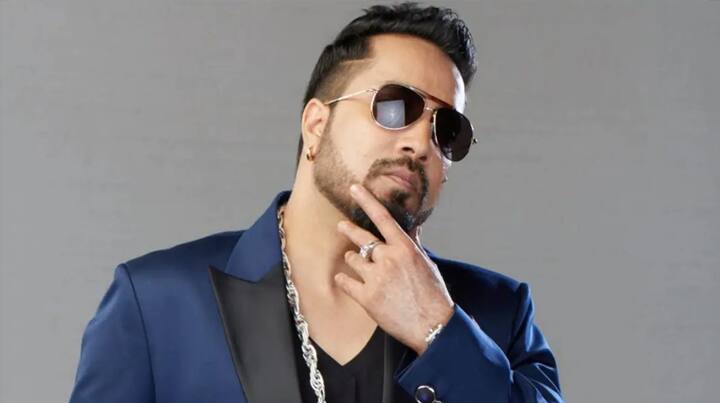 Mika Singh Unknown Facts: ਪੱਛਮੀ ਬੰਗਾਲ ਦੇ ਦੁਰਗਾਪੁਰ 'ਚ 10 ਜੂਨ 1977 ਨੂੰ ਜਨਮੇ ਮੀਕਾ ਸਿੰਘ ਨੇ ਆਪਣੇ ਕਰੀਅਰ 'ਚ ਇੱਕ ਤੋਂ ਵਧ ਕੇ ਇੱਕ ਗੀਤ ਗਾਏ ਹਨ।