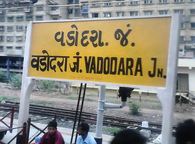 Woman Constable Saves Woman Life at Vadodara Railway Station Watch: વડોદરા રેલવે સ્ટેશન પર યુવતીનો જીવ બચાવવા દેવદૂત બનીને આવી મહિલા કોન્સ્ટેબલ, જુઓ વીડિયો