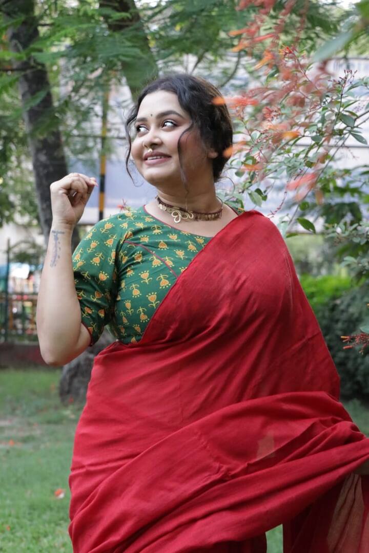 ধারাবাহিকের অপর পরিচিত মুখ সুদীপ্ত চক্রবর্তী এই ওয়েব সিরিসে শ্যামলের স্ত্রী অর্থাৎ তানিয়ার ভূমিকায়।