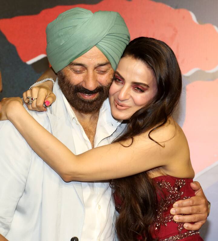 सनी देओलने दिल्लीतील एका सिनेमागृहात हजेरी लावली होती. त्यावेळी चाहत्यांसोबत त्याने संवाद साधला.