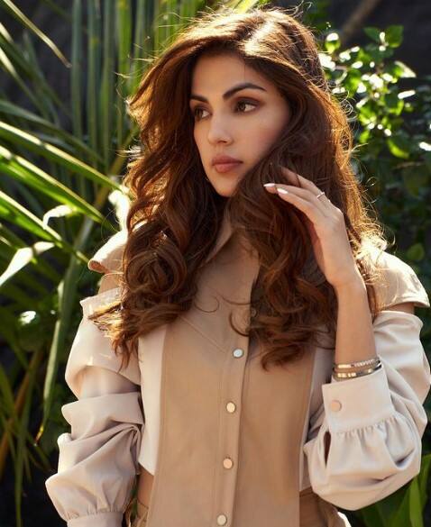 सुशांत सिंह राजपूत और रिया चक्रवर्ती एक समय रिलेशनशिप में थे, लेकिन साल 2020 में सुशांत के सुसाइड के बाद रिया को लोग बुरी तरह ट्रोल करने लगे और उन पर इल्जाम लगाने लगे कि वह पैसों के लिए सुशांत के साथ थी. इतनी ट्रोलिंग के बाद भी रिया टूटी नहीं और वह अक्सर सोशल मीडिया पर सुशांत के लिए अपना प्यार दिखाती रहती हैं.