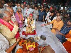 IN PICS: नैमिषारण्य धाम में अखिलेश यादव ने किया दर्शन, कहा- 'असुर वही जो अत्याचार करे'