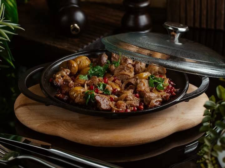 मटन चंगेजी मुगलई रेसिपी की जान है. इसे आप लंच से लेकर डिनर तक में खा सकते हैं. यह कई सारे मसालों से बना एक स्वादिष्ट लजीज व्यंजन है. यह डिनर पार्टी के लिए एकदम परफेक्ट रेसिपी है.