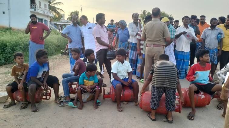 Dharmapuri: Villagers protest gas cylinder storage near Harur TNN Dharmapuri: அரூர் அருகே கேஸ் சிலிண்டர் சேமிப்பு கிடங்கு செயல்பட கிராம மக்கள் எதிர்ப்பு