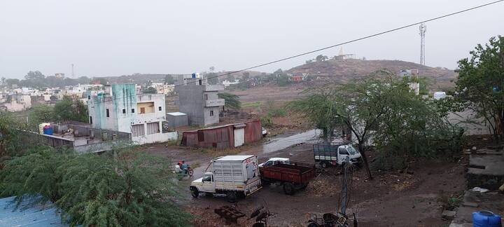 असह्य अशा उकाड्यापासून नागरिकांची या पावसामुळे सुटका होणार आहे..लासलगाव परिसरात आज अचानक वादळी वाऱ्यासह पावसाने जोरदार हजेरी लावल्याने परिसरात नागरिकांची काही काळ तारांबळ उडाली.