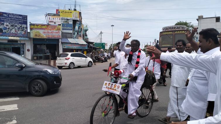 DMK volunteer is cycling from Harur to Thirukuvalai on the occasion of the kalaignar centenary TNN அரூா் முதல் திருக்குவளை வரை திமுக தொண்டரின் சைக்கிள் பயணம் - முன்னாள் அமைச்சர் தொடங்கி வைப்பு