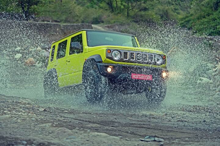 इस लिस्ट में दूसरी ऑफ रोड कार महिंद्रा थार को कड़ा मुकाबला देने वाली मारुति सुजुकी 5 डोर जिम्नी है. जिसे हाल ही में पेश किया गया है. इसकी वाटर वेडिंग कैपेसिटी 300mm और ग्राउंड क्लीरेंस 210mm का है. इस शानदार ऑफ रोडर को 12.74 लाख रुपये एक्स-शोरूम कीमत में घर ले जाया जा सकता है.