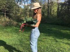 ਪੌਦਿਆਂ ਨੂੰ ਪਾਣੀ ਲਾਉਂਦੇ ਸਮੇਂ ''Topless' ਹੋ ਜਾਂਦੀ ਹੈ ਇਹ ਮਹਿਲਾ, ਅਜਿਹਾ ਕਰਨ ਦੀ ਦੱਸੀ ਇਹ ਹੈਰਾਨ ਕਰ ਦੇਣ ਵਾਲੀ ਵਜ੍ਹਾ