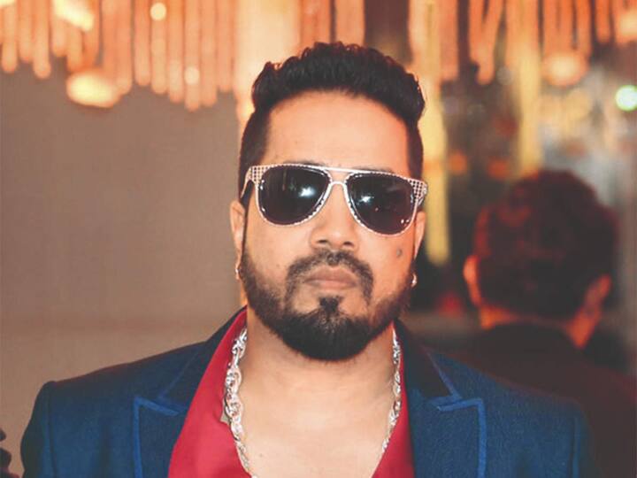 2015 ਦੌਰਾਨ ਮੀਕਾ ਸਿੰਘ ਦਿੱਲੀ ਵਿੱਚ ਆਯੋਜਿਤ ਇੱਕ ਸੰਗੀਤ ਸਮਾਗਮ ਵਿੱਚ ਮੌਜੂਦ ਸਨ। ਉੱਥੇ ਉਸ ਨੇ ਸਟੇਜ 'ਤੇ ਹੀ ਇੱਕ ਡਾਕਟਰ ਨੂੰ ਥੱਪੜ ਮਾਰਿਆ, ਜਿਸ ਦੀ ਵੀਡੀਓ ਸੋਸ਼ਲ ਮੀਡੀਆ 'ਤੇ ਵਾਇਰਲ ਹੋ ਗਈ।