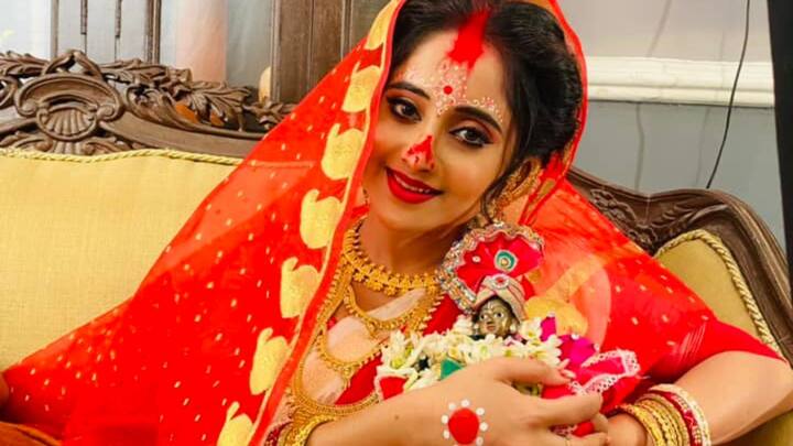 Bengali Serial: ধারাবাহিকের শেষে দেখা যাবে, ডান হাত ভেঙে গিয়েছে মিঠাইয়ের। আর তাই, এক হাতে পাটিসাপটা বানাবে মিঠাই আর সাহায্য করবে উচ্ছেবাবু