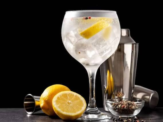 Gin and Tonic Recipe: गर्मियों में ट्राई करें जिन और टॉनिक कॉकटेल, नींबू से ऐसे करें तैयार