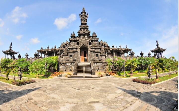 बाली टूर: इंडोनेशियातील बाली हे जगातील प्रसिद्ध पर्यटन स्थळांपैकी एक आहे. दरवर्षी जगभरातून कोट्यवधी पर्यटक येथे येतात.