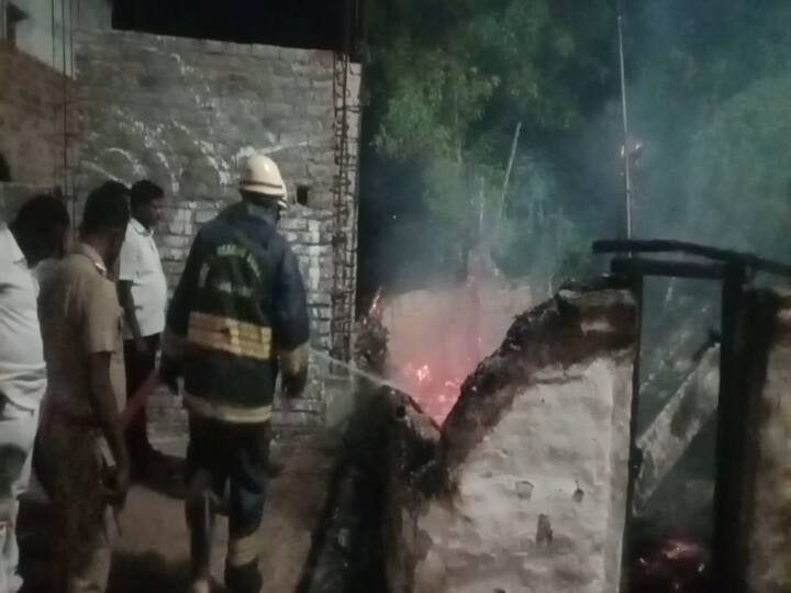 Kanchipuram area, a cottage was completely destroyed by fire due to power failure Kanchipuram: காஞ்சிபுரத்தில் சோகம்... மின் கசிவால் பற்றி எரிந்த குடிசை...! நடந்தது என்ன?