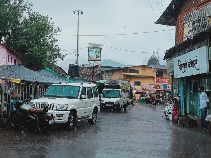 आज सकाळपासून नाशिक शहरासह जिल्ह्यातील वातावरण निरभ्र होते, मात्र मागील काही दिवसांच्या तुलनेत आजचे तापमान मोठ्या प्रमाणावर वाढल्याचे दिसून आले.