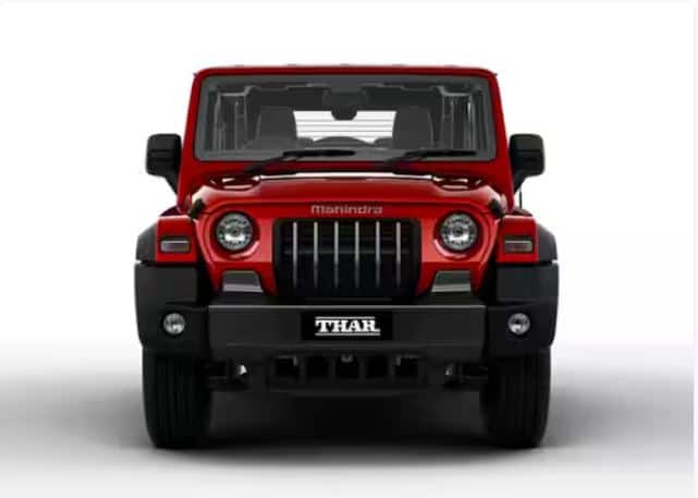 ਇਸ ਲਿਸਟ 'ਚ ਪਹਿਲਾ ਨਾਂ ਆਫ ਰੋਡ SUV 4X4 ਮਹਿੰਦਰਾ ਥਾਰ ਦਾ ਹੈ ਜੋ ਲੋਕਾਂ ਦੇ ਦਿਲਾਂ 'ਤੇ ਰਾਜ ਕਰ ਰਹੀ ਹੈ। ਇਸ ਕਾਰ ਦੀ ਖਾਸੀਅਤ ਇਸ ਦੀ ਵਾਟਰ ਵੈਡਿੰਗ ਸਮਰੱਥਾ 650mm ਅਤੇ ਗਰਾਊਂਡ ਕਲੀਅਰੈਂਸ 226mm ਹੈ।