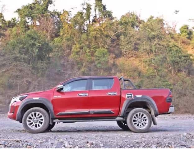 ਟੋਇਟਾ ਹਿਲਕਸ ਪਿਕਅੱਪ ਟਰੱਕ ਤੀਜੇ ਨੰਬਰ 'ਤੇ ਮੌਜੂਦ ਹੈ। ਇਹ ਆਪਣੀ ਜ਼ਬਰਦਸਤ ਆਫ ਰੋਡਿੰਗ ਸਮਰੱਥਾਵਾਂ ਲਈ ਵੀ ਜਾਣਿਆ ਜਾਂਦਾ ਹੈ। ਇਸ ਦੀ ਵਾਟਰ ਵੈਡਿੰਗ ਸਮਰੱਥਾ 700mm ਅਤੇ ਗਰਾਊਂਡ ਕਲੀਅਰੈਂਸ 190mm ਤੱਕ ਹੈ। 4X4 ਦੀ ਕੀਮਤ 36.80 ਲੱਖ ਰੁਪਏ ਤੋਂ ਸ਼ੁਰੂ ਹੁੰਦੀ ਹੈ