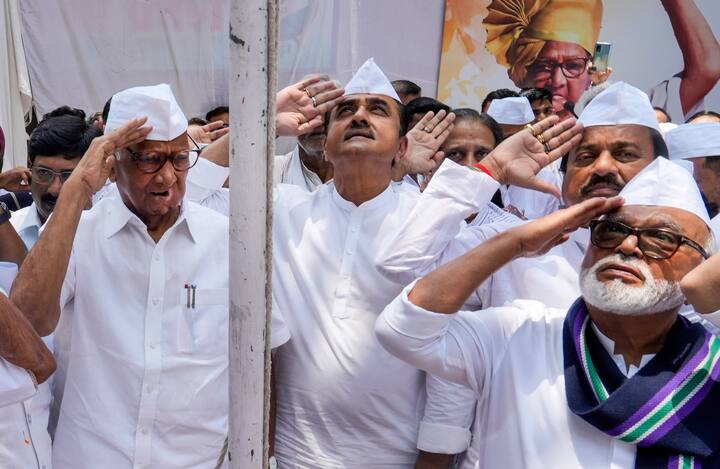 Sharad Pawar यांच्याकडून ध्वजवंदन (PC:PTI)