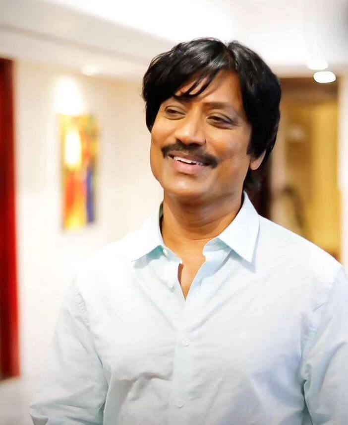 தமிழ் சினிமாவின் தவிர்க்க முடியாத நடிகர்களுள் ஒருவர் எஸ் ஜே சூர்யா. ஹீரோ, வில்லன், குண சித்தர கதாபாத்திரம் என அத்தனையிலும் ஒத்துபோபவர் இவர்.