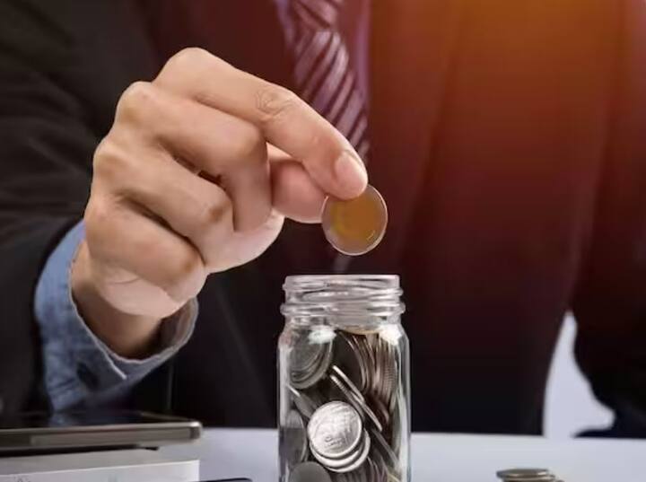 ઊંચા રેપો રેટને કારણે FD સ્કીમને મજબૂત વ્યાજ દર મળી રહ્યો છે. આવી સ્થિતિમાં, ગ્રાહકોને બેંક એફડીમાં રોકાણ કરવાનું ખૂબ પસંદ છે, પરંતુ ધ્યાનમાં રાખો કે તે જ બેંકમાં 10, 20, 30 લાખ રૂપિયાની મોટી એફડી રોકાણ કરવાને બદલે, નાની એફડીમાં રોકાણ કરો. ચાલો જાણીએ કે મોટી એફડીમાં રોકાણ કરવાને બદલે નાની એફડીમાં રોકાણ કરવું કેમ ફાયદાકારક છે.