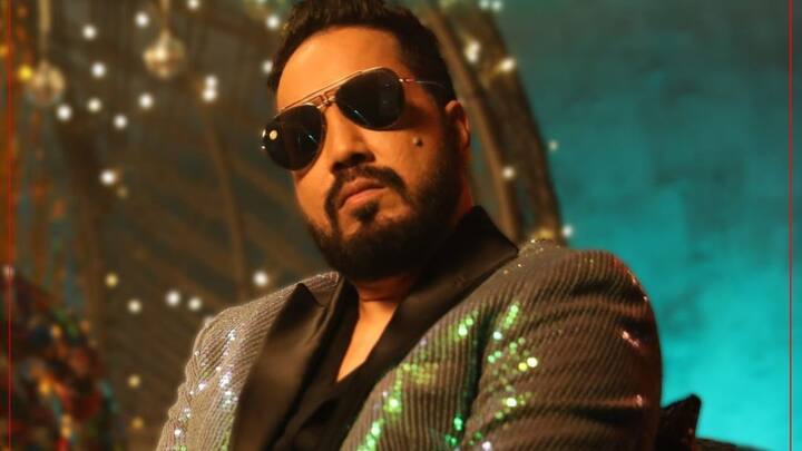 ਮਾਹਿਰਾਂ ਦਾ ਕਹਿਣਾ ਹੈ ਕਿ ਮੀਕਾ ਦੇ ਨਾਂ 'ਤੇ ਹਿੱਟ ਐਂਡ ਰਨ ਦਾ ਕੇਸ ਵੀ ਦਰਜ ਹੈ। ਦੱਸਿਆ ਜਾਂਦਾ ਹੈ ਕਿ ਮੀਕਾ ਸਿੰਘ ਨੇ ਇੱਕ ਆਟੋ ਰਿਕਸ਼ਾ ਨੂੰ ਆਪਣੀ ਕਾਰ ਨਾਲ ਟੱਕਰ ਮਾਰ ਦਿੱਤੀ। ਇਸ ਹਾਦਸੇ 'ਚ ਇੱਕ ਯਾਤਰੀ ਜ਼ਖਮੀ ਹੋ ਗਿਆ।