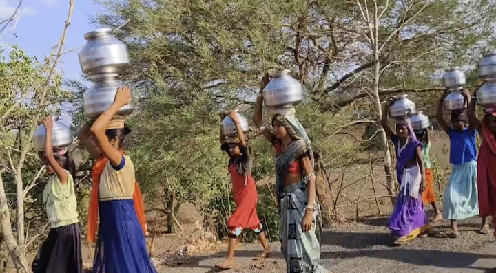 आदिवासी महिलांना पिण्याच्या पाण्यासाठी तीन ते चार किलोमीटरची पायपीट करावी लागत आहे