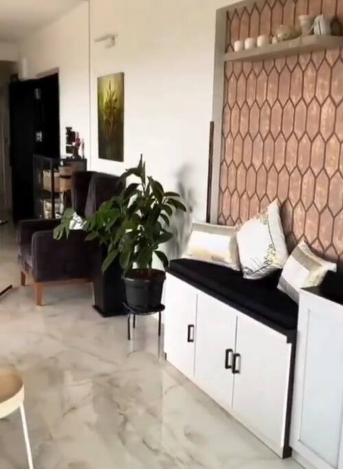 शाहीर ने अपने लिविंग रूम से लेकर बालकोनी और लॉबी तक की झलक दिखाई है