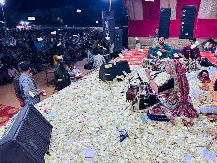 Mumbai Dayro: ગુજરાતની જાણીતી કલાકાર ગીતા રબારીનો ડાયરો ફરીથી ચર્ચામાં આવ્યો છે. ગીતા રબારીએ મુંબઇમાં તાજેતરમાં જ એક ડાયરો યોજ્યો હતો, જ્યાંથી તેની ખાસ તસવીરો સામે આવી છે. ગીતા રબારીના ડાયરામાં ફરીથી રૂપિયાનો વરસાદ વરસ્યો છે.