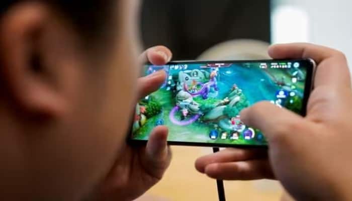 13-years Girl in China Spends Around RS. 52 lakh on Online Mobile Games leaves only RS. 5 in bank Account ਮਾਪੇ ਸਾਵਧਾਨ ! 13 ਸਾਲ ਦੀ ਲੜਕੀ ਨੇ ਆਨਲਾਈਨ ਗੇਮਾਂ 'ਚ ਉਡਾਏ 52 ਲੱਖ ਰੁਪਏ, ਮਾਂ ਦੇ ਖਾਤੇ 'ਚ ਬਚੇ ਸਿਰਫ 5 ਰੁਪਏ