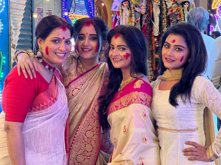 সদ্য শেষ হয়েছে ধারাবাহিকের শ্যুটিং। আর আজ শেষ সম্প্রচার। গল্পের শেষ হল হাতে হাত রেখে মিঠাই আর তার উচ্ছেবাবুর পিঠে-পাটিসাপটা বানানো দিয়ে।