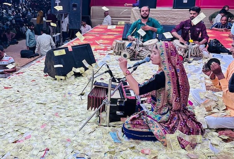 Mumbai Dayro: Money Rain in the Gujarati Lok Kalakar Geeta Rabaris Dayaro at Mumbai meera road Dayro: ગુજરાત બહાર ગીતા રબારીના ડાયરામાં થયો રૂપિયાનો વરસાદ, લોકોના ટોળેટોળા ઉમટ્યા
