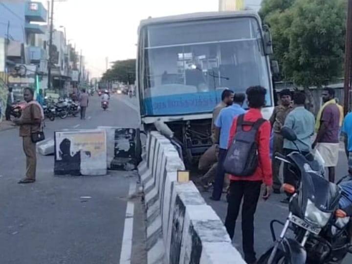 Karur government bus collided with a wall placed in the middle of the road  TNN கரூரில் சாலையின் நடுவே தடுப்பு சுவரில் மோதி அரசு பேருந்து விபத்து