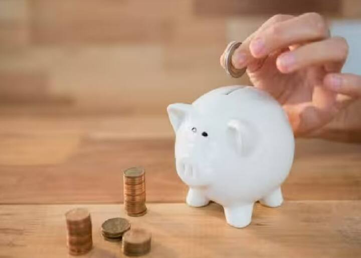 બીજી બાજુ, જો તમારી પાસે નાની એફડી હોય, તો તમે આમાંથી કેટલીક તોડીને અને વધુ વ્યાજ દરની સ્કીમમાં ફરીથી રોકાણ કરીને મજબૂત વળતર મેળવી શકો છો.