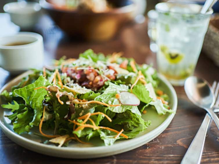 Health Tips eating only salad in dinner know the side effects from experts marathi news Health Tips : रात्री फक्त सॅलड खाऊनच झोपणं योग्य की अयोग्य? वाचा तज्ज्ञांचं म्हणणं