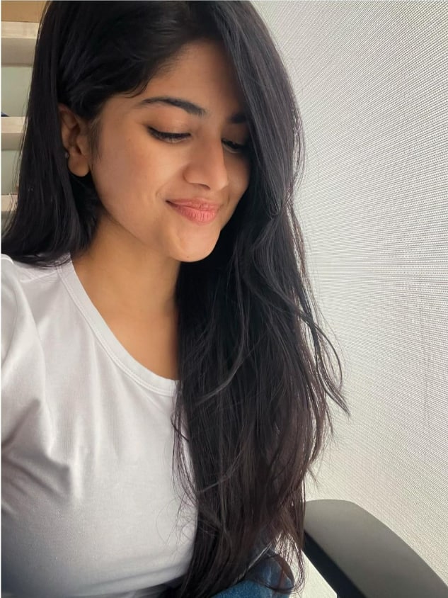 என்னை நோக்கி பாயும் தோட்டா படத்தின் மூலம் தமிழ் பிரபலமானார்.