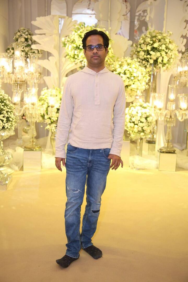 వీరి రిసెప్ష‌న్ వేడుక‌కి చాలా మంది హీరోలు స‌తీస‌మేతంగా ఆజ‌రై సంద‌డి చేశారు.